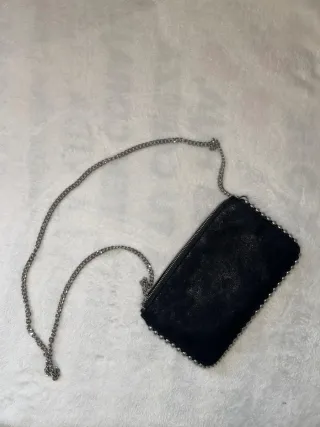 Bolso negro con cadena