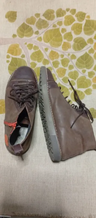 Botas de cuero marrones con cremallera naranja