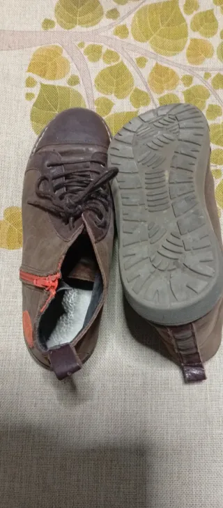 Botas de cuero marrones con cremallera naranja