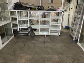 Vitrina expositora de cristal y metal