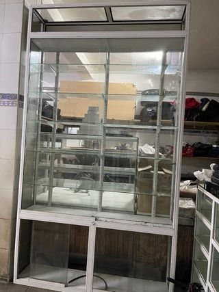 Vitrina expositora de cristal y metal
