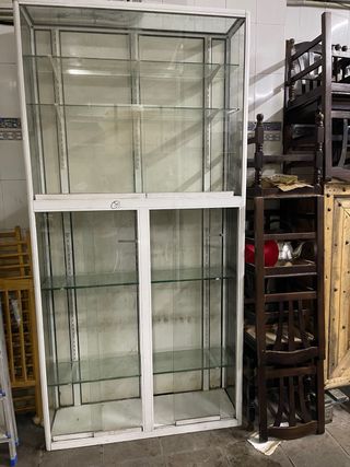 Vitrina expositora de cristal y metal