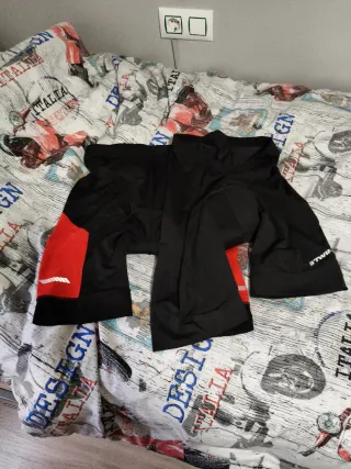Dos Pantalones de ciclismo negros y rojos