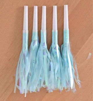 (24 Und) Matracas de fiesta con flecos