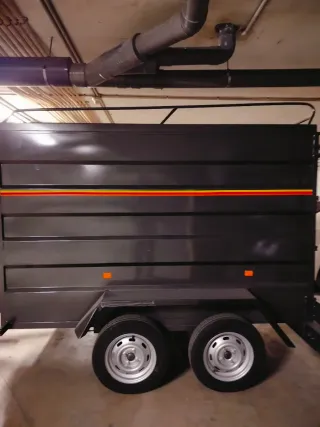 Remolque cerrado oscuro