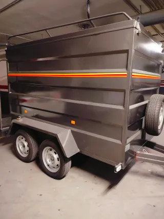 Remolque cerrado oscuro