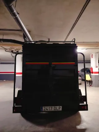 Remolque cerrado oscuro