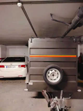 Remolque cerrado oscuro