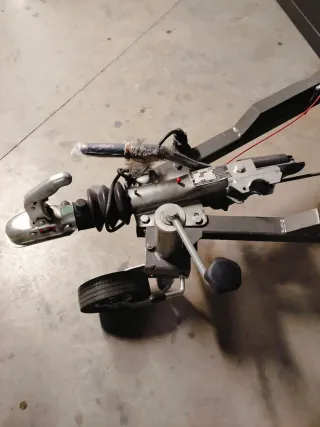 Remolque cerrado oscuro