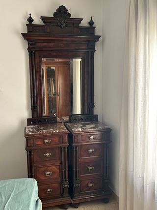Mueble tocador antiguo con espejo y mármol