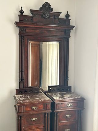 Mueble tocador antiguo con espejo y mármol