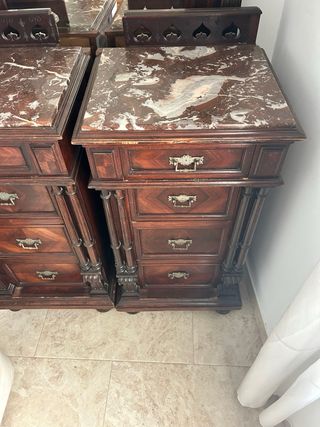 Mueble tocador antiguo con espejo y mármol