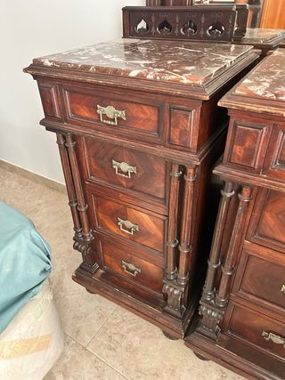 Mueble tocador antiguo con espejo y mármol