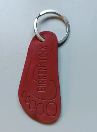 Portachiavi Birkenstock a forma di piede