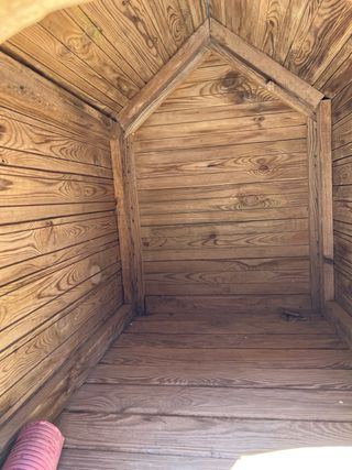 Caseta de madera para perro