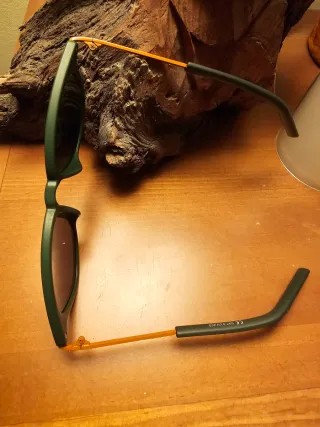 Gafas de sol verdes y naranjas