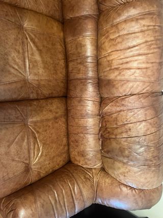 Sofá de piel marrón