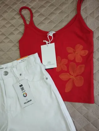 Lote Pull&Bear: Top Rojo y Shorts Blancos T.36