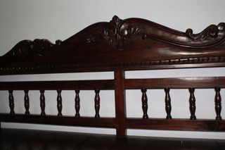 Banco de madera antiguo tallado