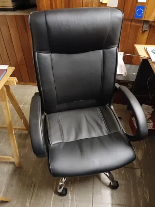 Sillón de oficina semipiel negro