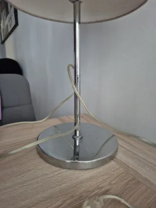 Lámpara de mesa beige y plateada