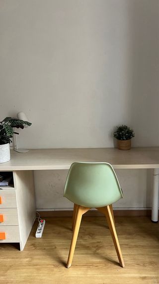 Grande scrivania in legno con cassetti