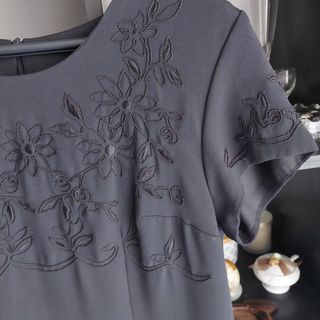 Vestido negro MOPETE con bordado floral