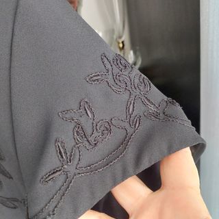 Vestido negro MOPETE con bordado floral