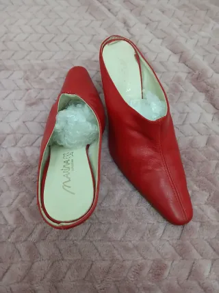 Zuecos rojos de piel de tacón