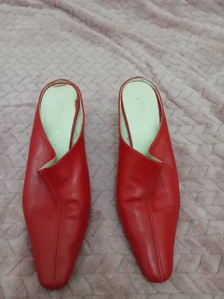 Zuecos rojos de piel de tacón