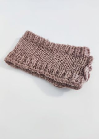 Diadema de lana con flor rosa de Anthropologie