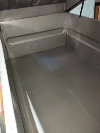 Remolque metálico con rueda de repuesto