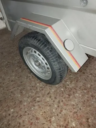 Remolque metálico con rueda de repuesto
