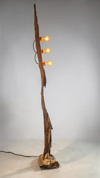 Lámpara de pie artesanal de madera