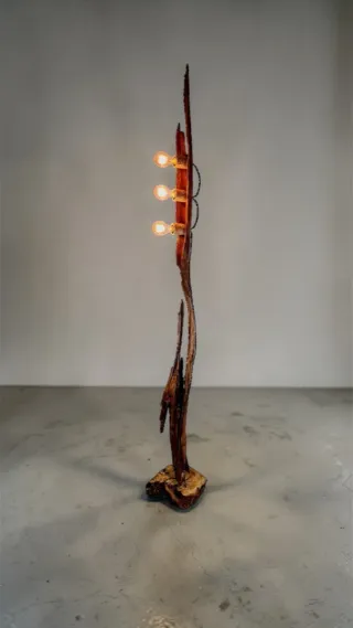 Lámpara de pie artesanal de madera