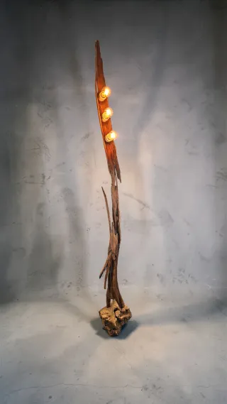 Lámpara de pie artesanal de madera