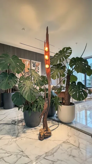 Lámpara de pie artesanal de madera