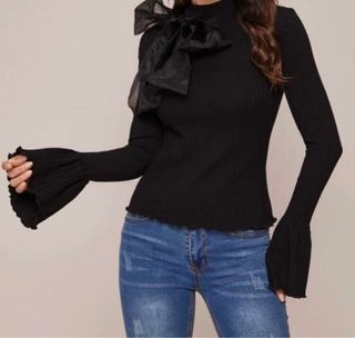 Suéter negro chic con lazo y mangas acampanadas