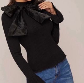 Suéter negro chic con lazo y mangas acampanadas