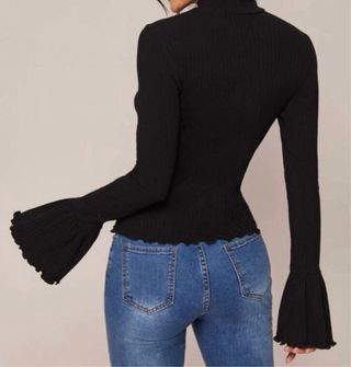 Suéter negro chic con lazo y mangas acampanadas