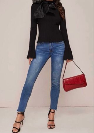 Suéter negro chic con lazo y mangas acampanadas