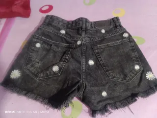 Shorts vaqueros Bershka con flores