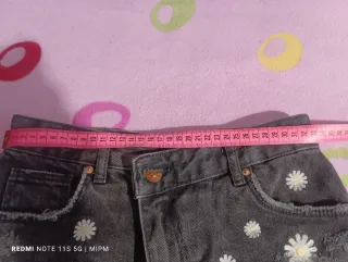 Shorts vaqueros Bershka con flores