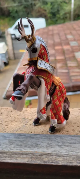 Figura de caballo de guerrero medieval con armadur