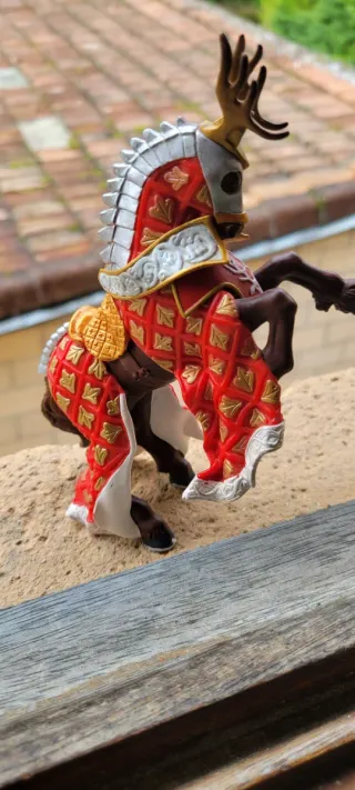 Figura de caballo de guerrero medieval con armadur