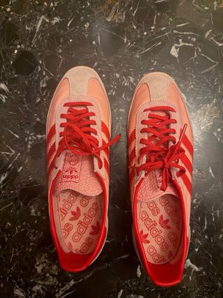 Zapatillas Adidas rosas y rojas