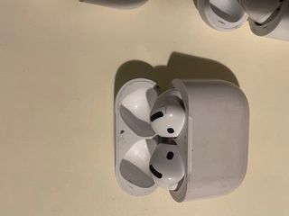 Lotto AirPods Apple bianchi non funzionanti