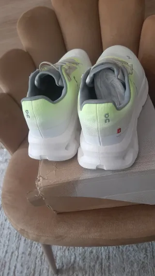 Zapatillas On Verdes y Blancas