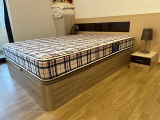 Cabecero y mesillas de madera natural