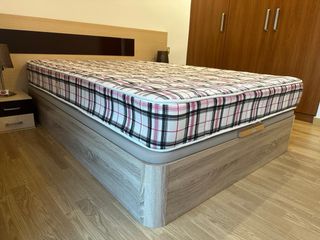 Cabecero y mesillas de madera natural